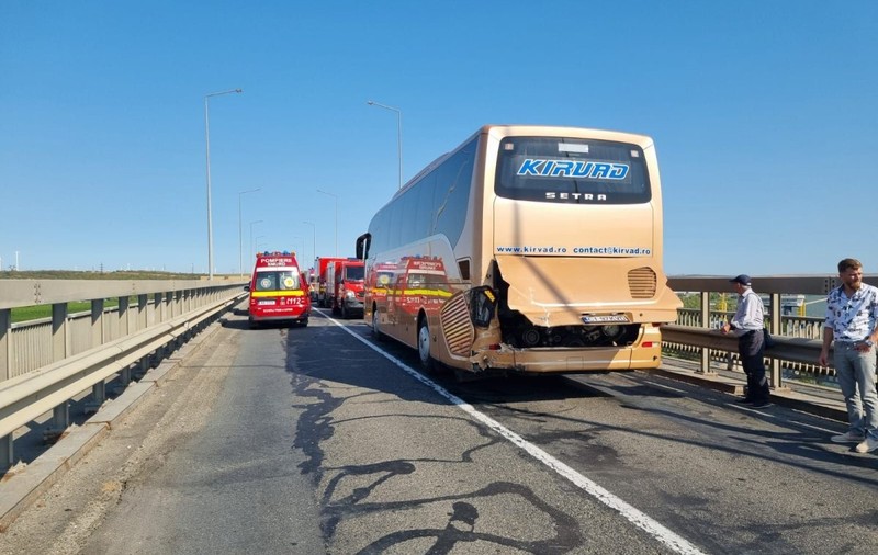 Douăsprezece persoane, rănite într-un accident cu un autocar şi un microbuz la Cernavodă. A fost activat Planul Roşu de intervenţie