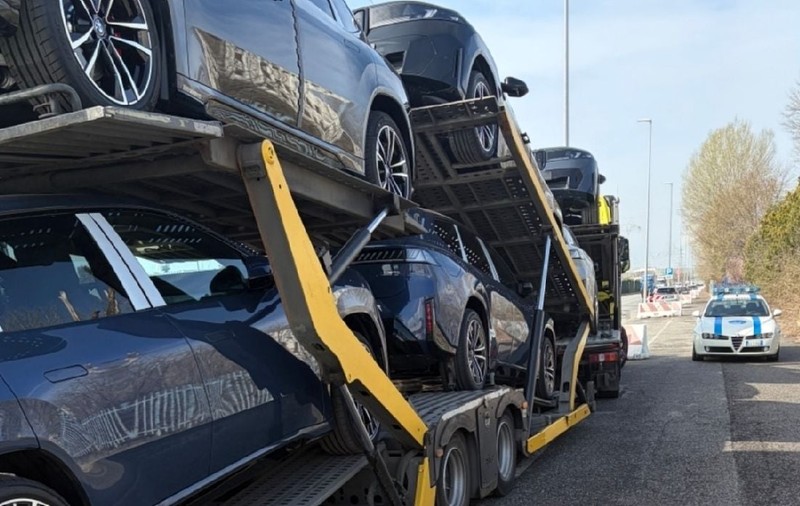 Un șofer român a rămas fără permis și platforma plină cu mașini, în Italia, și trebuie să plătească o amendă de 5.900 de euro