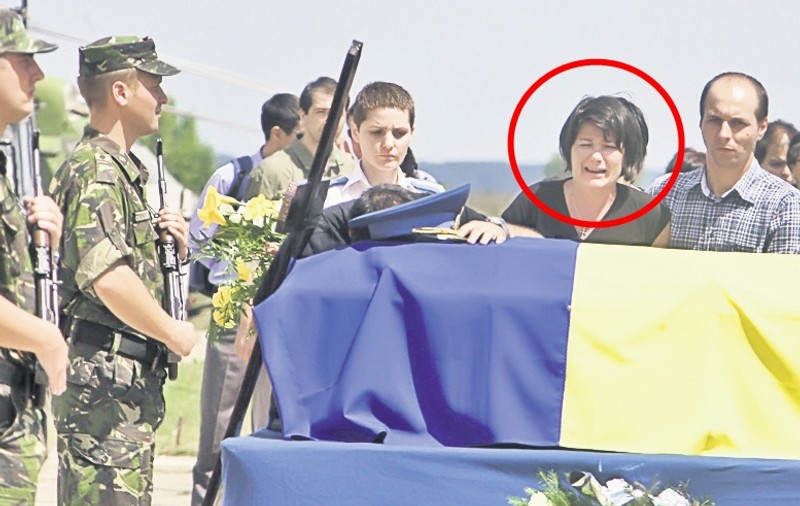 Soţia aviatorului Claudiu Dragnea, adusă de la spital să-şi ia rămas bun