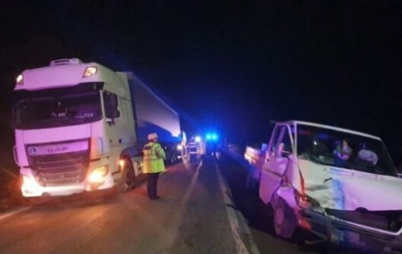 Cinci persoane au fost rănite după o coliziune între trei autovehicule, în Suceava