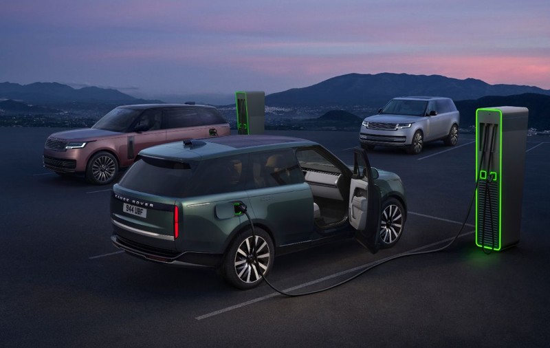 Range Rover devine electric: 600 km autonomie și 550 CP. Costă 154.070 de lire și arată aproape la fel ca modelul V8