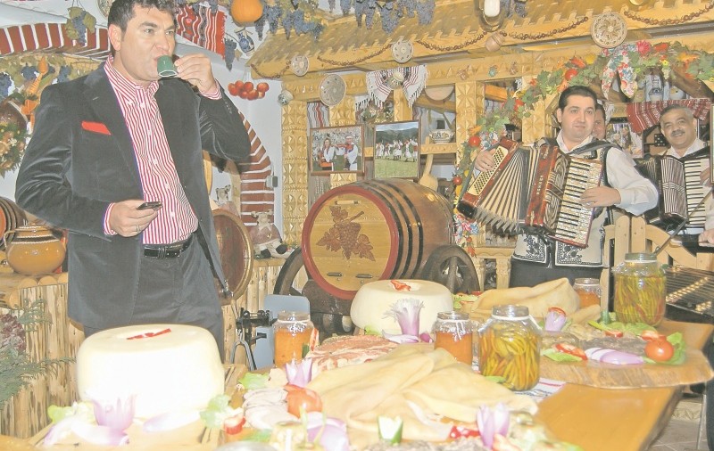 Borcea a dat chef ţuică şi jambon în Poiana Braşov