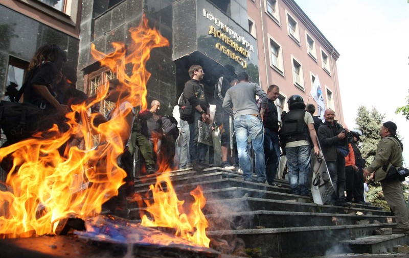 Sediul parchetului din oraşul ucrainean Doneţk, atacat cu cocktailuri Molotov | FOTO