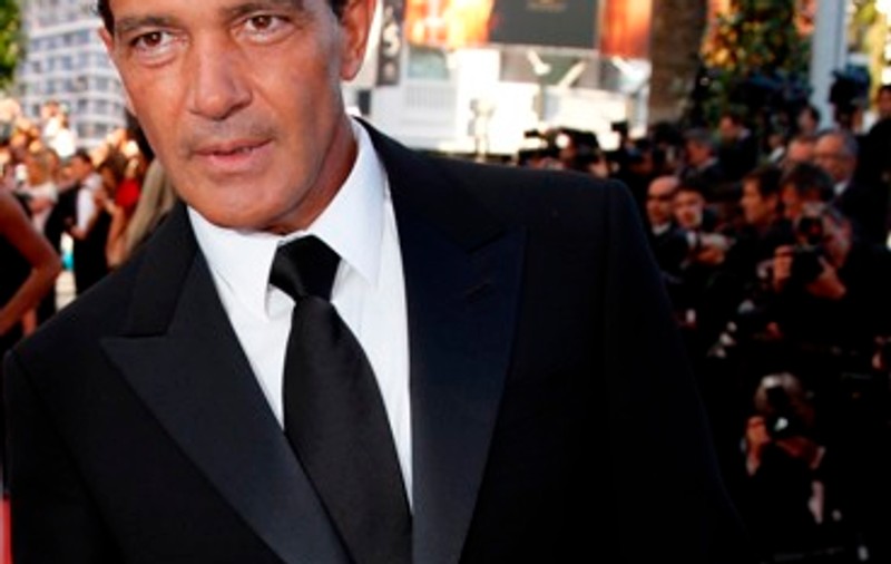 La 52 de ani, Antonio Banderas se menţine în formă cu YOGA. Vezi ce DIETĂ urmează!