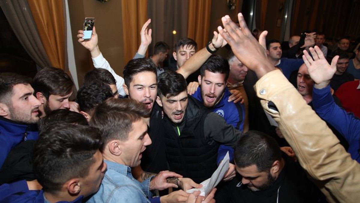 Fotbaliștii au cântat noul imn al Viitorului, citind versurile de pe foi