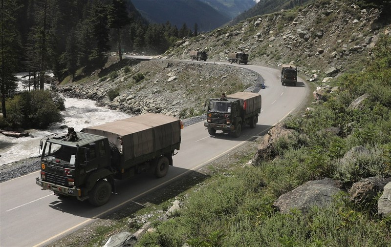 Confruntări între trupele indiene și cele chineze, la granița disputată din zona Himalaya. Militarii s-au bătut cu pumni și pietre
