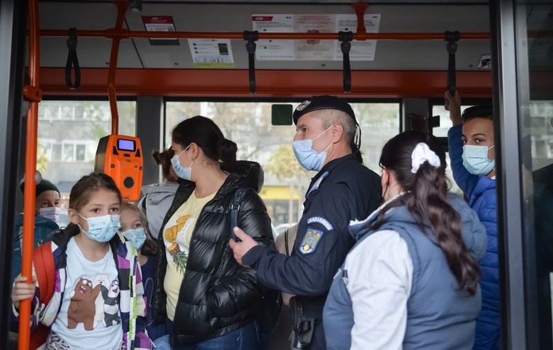 Medici români despre agresivitatea mai scăzută a Omicron: „Din câmp de luptă, trecem la conviețuire cu virusul”