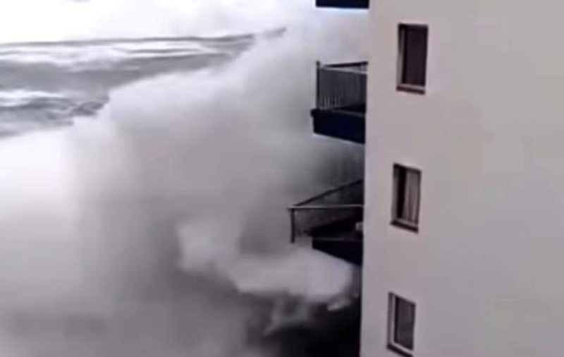 Furtună devastatoare în Tenerife! Mai multe hoteluri de pe insulă au fost distruse / VIDEO
