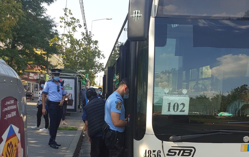 VIDEO | Cum purtau masca de protecție oamenii amendați de Poliție, în autobuzele din București. Sancțiuni de 90.000 de lei în 24 de ore
