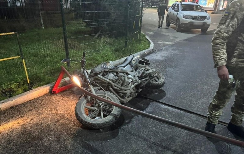 Un ucrainean a accelerat motocicleta, ca să fugă din țară și să intre în viteză în România. Vameșii au dat comanda „barieră” și l-au doborât