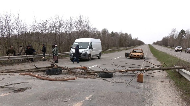 Mașina incendiată a rămas pe autostradă zile după tragedie.
