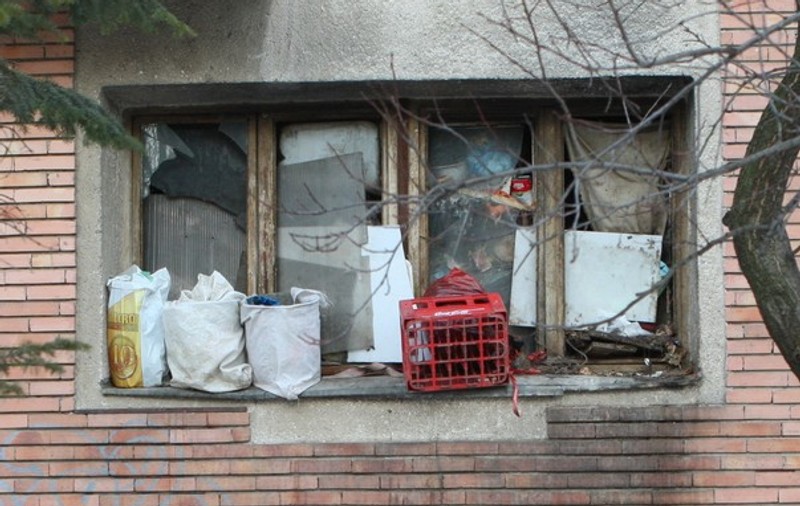 Locatarii dintr-un bloc din zona Aviaţiei din Capitală se plâng că un vecin adună toate mizeriile în casă: "Apartamentul lui a devenit groapă de gunoi"
