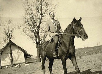 Neagu Djuvara, călărind în mijlocul naturii, printre găini și curci FOTO: Arhiva personală (sport-inromania.ro)