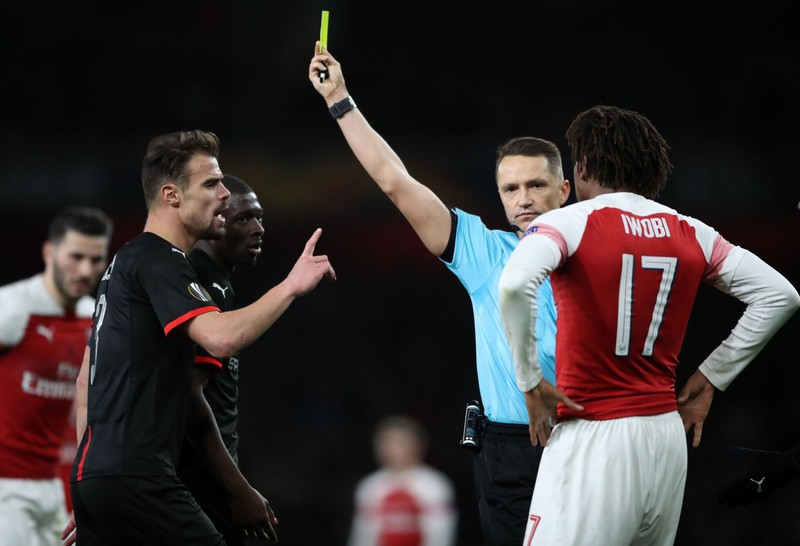14 March 2019, England, London: Rennes' Hamari Traore gets a yellow card by referee Andris Treimanis during the UEFA Europa League Round of 16 second leg soccer match between Arsenal FC and Stade Rennais FC at the Emirates Stadium. Photo: Nick Potts/PA Wire/dpa