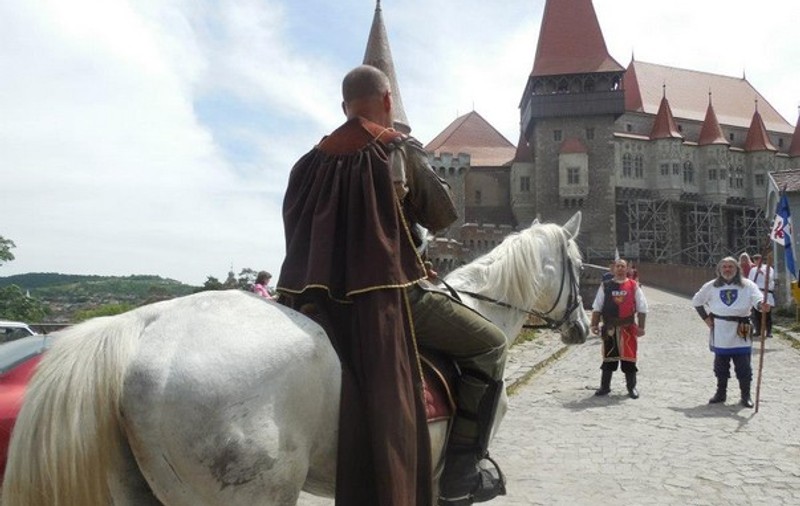 Vizitator special la Castelul Corvinilor din Hunedoara. Un călăreţ singuratic a trecut pragul cetăţii medievale! FOTO