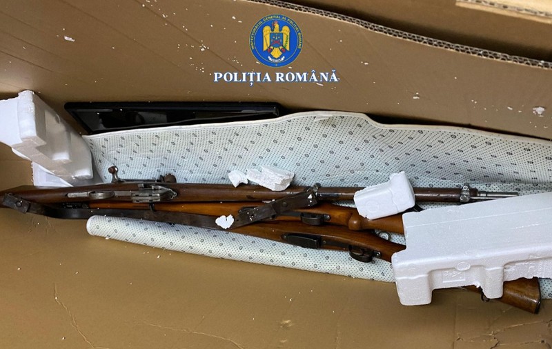 O femeie și-a comandat trei arme letale, în Galați: intermediarul i le-a livrat în fața mallului, direct din Elveția