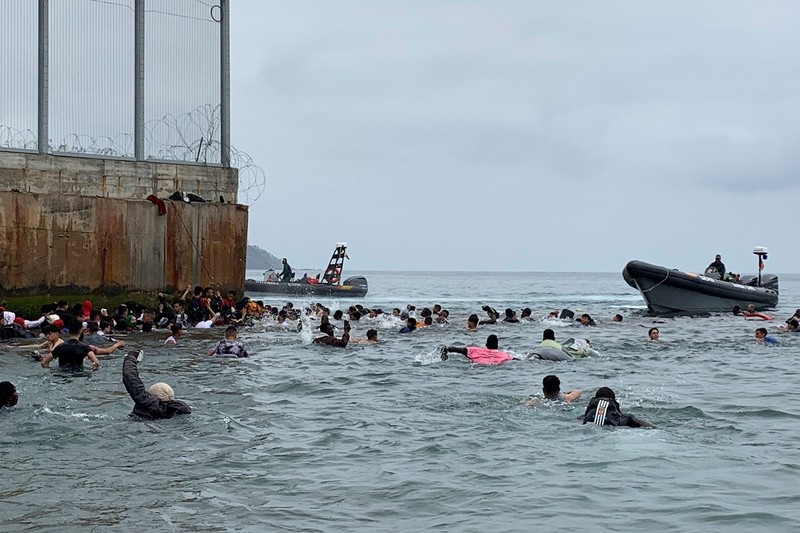 Sute de oameni încearcă să înoate de pe plaja Findeq în Ceuta, enclavă spaniolă din nordul Africii. Foto: EPA Photo Agency