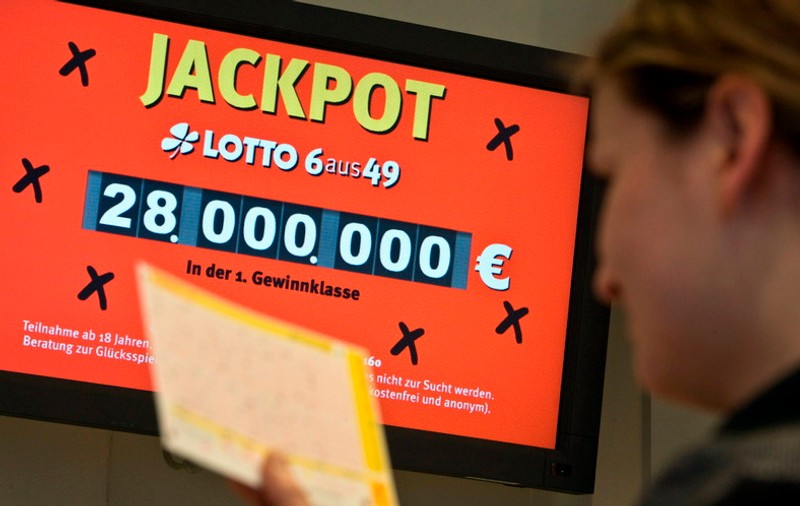 O femeie din Germania a ținut în poșetă fără să știe un bilet la loterie de 33 milioane de euro. „Încă mă ia amețeala”