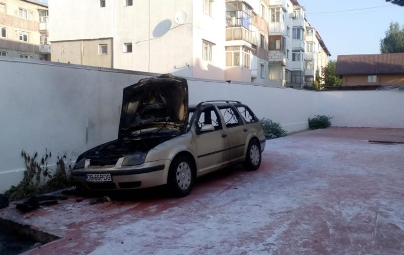 Un preot și-a amenințat soția și i-a incendiat mașina! S-a ales cu ordin de restricție și cu dosar penal