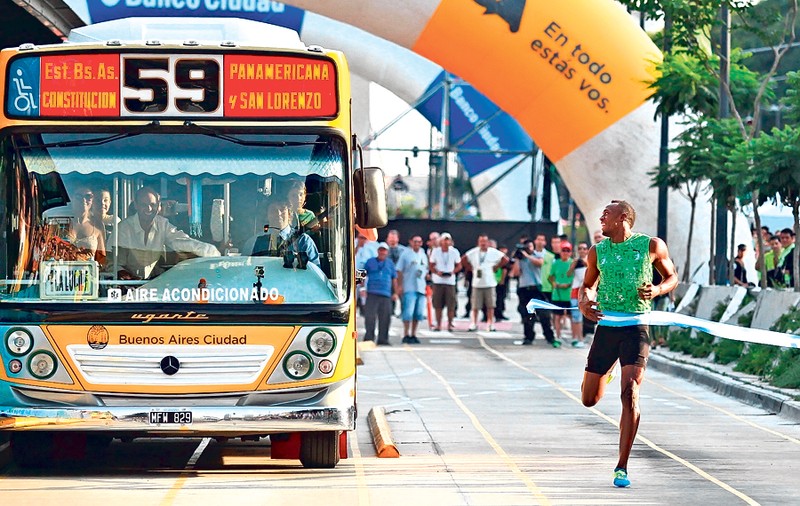 Usain Bolt a învins un autobuz!
