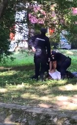 Jandarmerița scoate unul din spray-uri aflat la cureaua pantalonilor