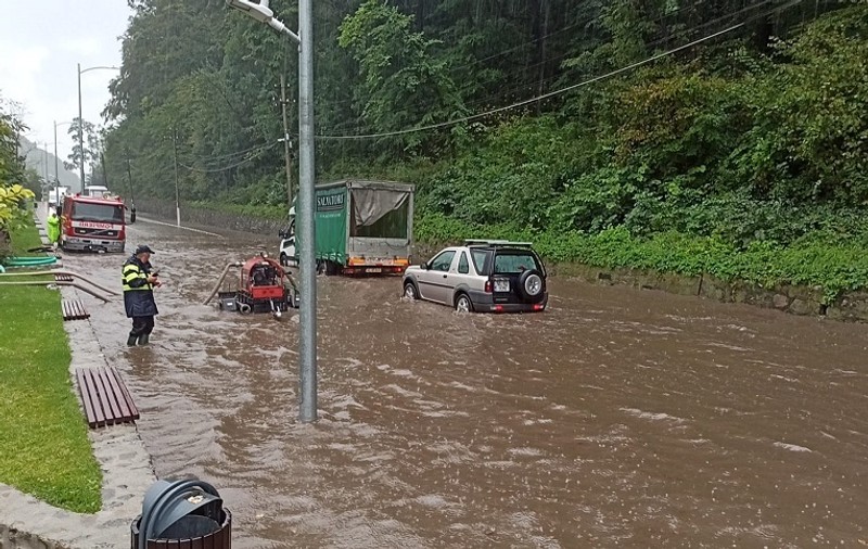 Inundații pe Valea Oltului. Județul Vâlcea e sub avertizare cod roșu de ploi abundente - VIDEO