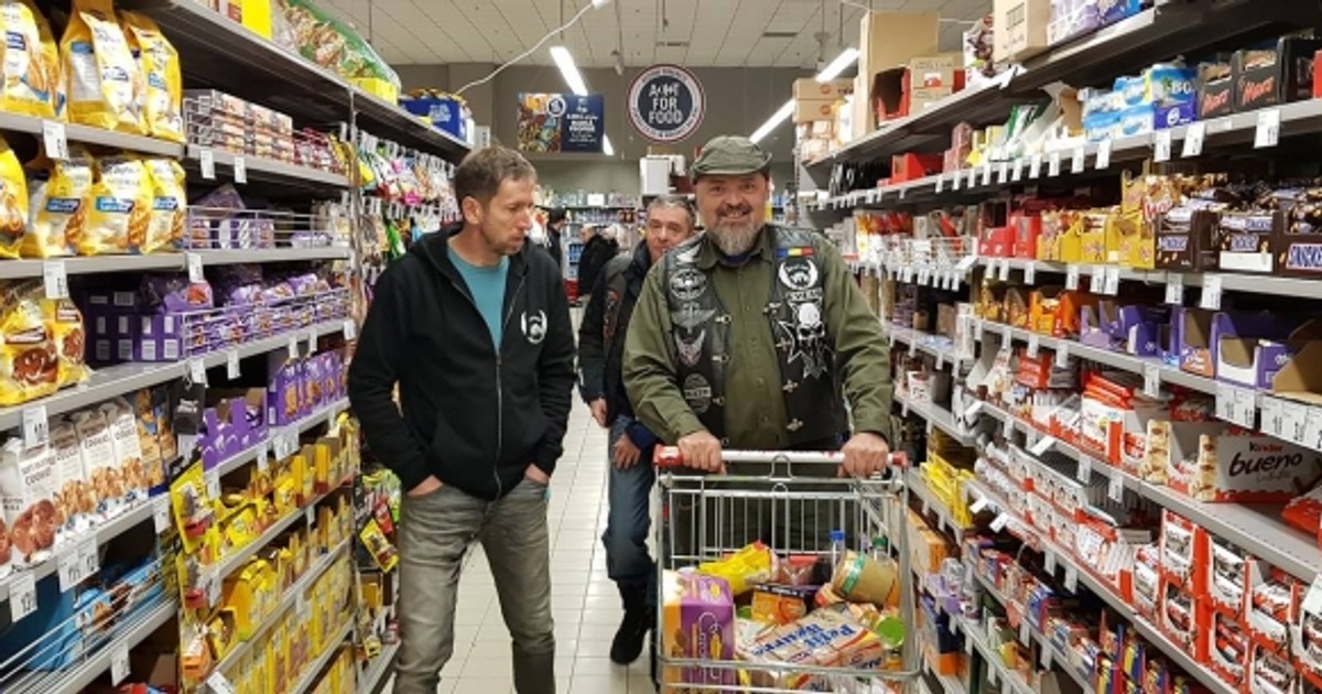 Oamenii de la Apulum Bikers, la cumpărături, după ce au strâns bani pentru Nea Chipăruș. I-au dus alimente, haine și lemne