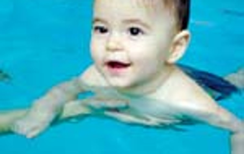 Baietelul Sandei Ladosi face scufundari in piscina