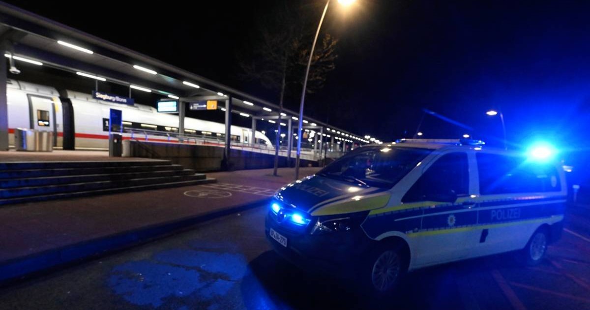 3 aprilie 2026, Renania de Nord-Westfalia, Siegburg: Un vehicul de poliție stă în fața unui peron din gara Siegburg, unde este parcat un tren ICE Deutsche Bahn. Potrivit poliției federale, un bărbat aflat într-un tren ICE din Renania de Nord-Westfalia a amenințat că va comite un atac și a rănit ușor mai multe persoane.