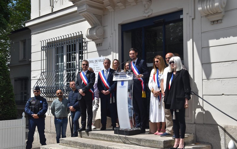 Un primar refuză invitația lui Macron, care a chemat la Elysée 220 de edili ai orașelor afectate de violențe: „Nu vreau recepții și cuvinte bombastice, ci să restabilească ordinea”