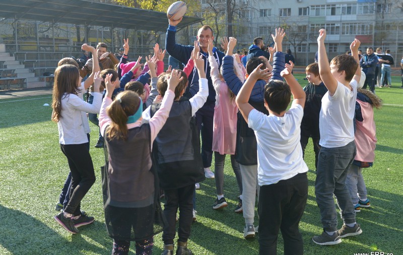 Rugby. ”Stejarii” au predat o oră inedită de sport la o școală din București / FOTO