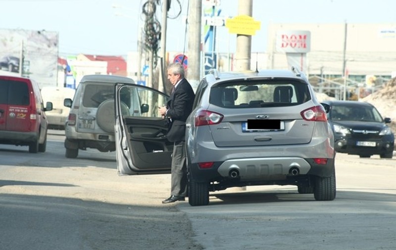 Uite cum parchează Tăriceanu în staţia de autobuz | FOTO