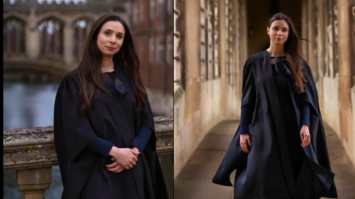 O femeie tânără, cu părul șaten, cu o robă neagră, la Cambridge