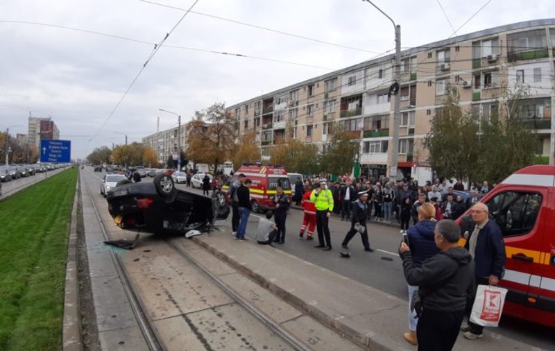 Accident grav la Craiova: a intrat cu mașina într-o stație de tramvai! Patru oameni au fost răniți