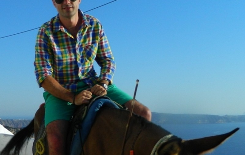Cornel Ilie de la Vunk s-a plimbat cu măgăruşul pe dealurile din insula Santorini