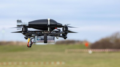 Președintele și premierul unei țări NATO au fost duși în buncăr, din cauza unor drone: aeroport închis și transportul public blocat