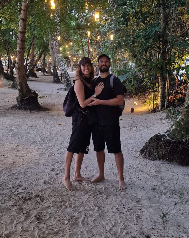 Anca Țurcașiu și iubitul ei, surprinși în ipostaze tandre pe plaja din Filipine. „Există viață perfectă, există dragoste”