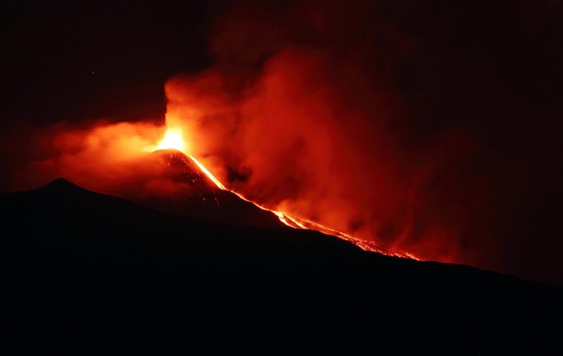 Vulcanul Etna a erupt din nou. Două aeroporturi au fost temporar închise