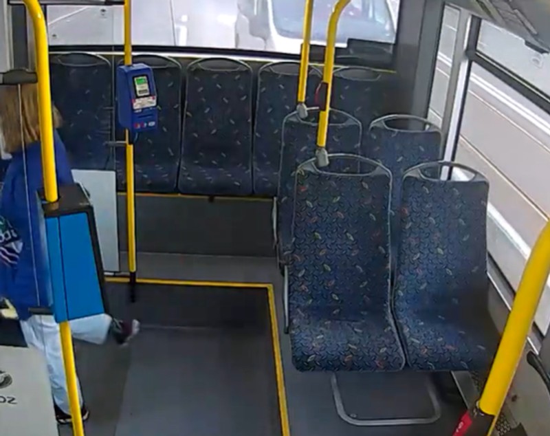 Tânără filmată în timp ce sparge ușa unui troleibuz, în Cluj-Napoca. Polițiștii fac verificări pentru a o identifica