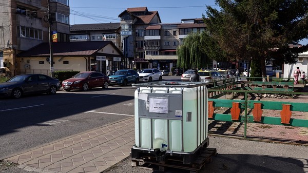 Din cauza secetei prelungite și a unei conducte ruginite, mii de locuitori din Târgu-Neamţ şi din cinci comune ale judeţului se confruntă, de trei luni, cu o criză a apei. Sursa foto: Vlad Chirea