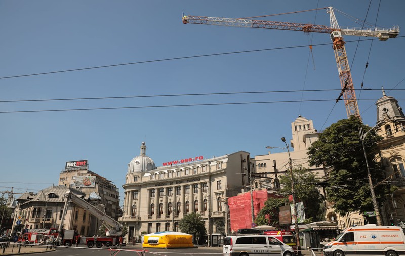 „Stegarul dac”, protest extrem, pe macara, la Piața Romană. Cezar Avrămuță a coborât după opt ore