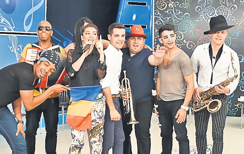 Elena de la Mandinga îşi drege vocea cu miere