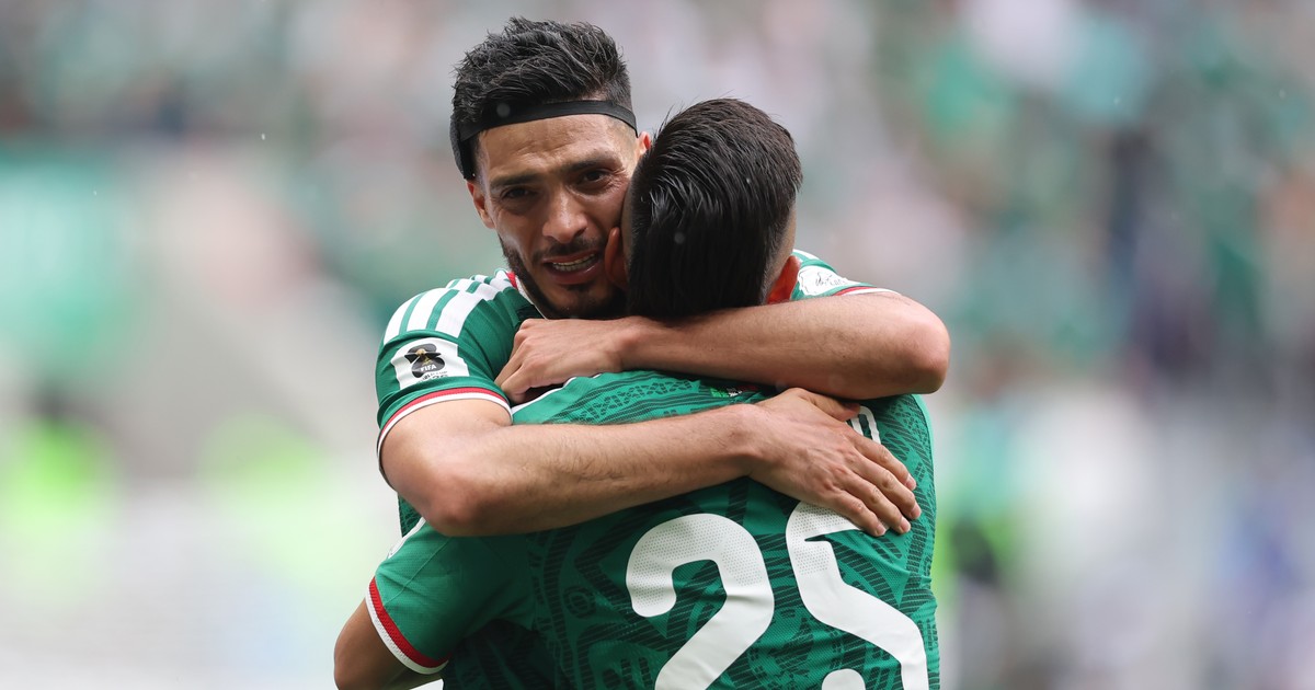 Mexicanul Raul Jimenez (9) din Mexic sărbătorește alături de Roberto Alvarado (#25) după ce a marcat al doilea gol al echipei sale în cadrul meciului din Grupa A a Cupei Mondiale FIFA 2026 dintre Mexic și Africa de Sud, disputat pe Stadionul din Mexico City pe 11 iunie 2026, în Mexico City, Mexic.