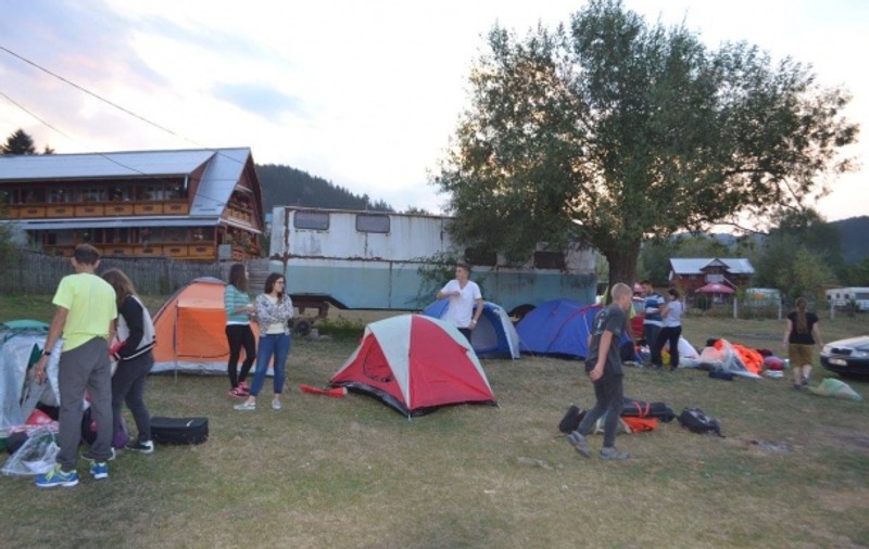 Voluntarii care au curățat Lacul Bicaz au fost goniți după ce au refuzat să strângă și bălegar
