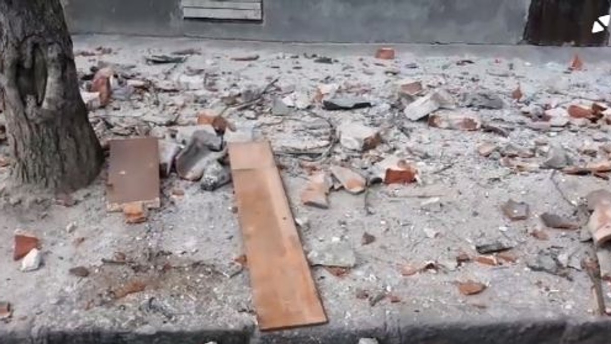 Pagube la o clădire din Sectorul 2 al Capitalei după cutremur. "Putea să cadă, să moară lume, cine răspunde?" | FOTO