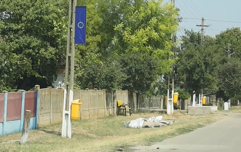 Primarul din Dolj care a cumpărat bănci de 120.000 de lei s-a răzbunat pe localnicii care au vorbit cu presa