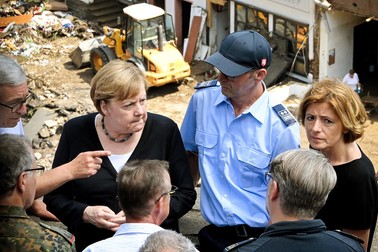 Cancelarul german Angela Merkel și premierului landului Rhineland-Palatinate, Malu Dreyer au inspectat pagubele provocate de inundații și au promis sprijin financiar Foto: EPA-EFE/SASCHA STEINBACH