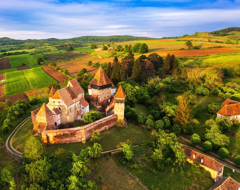 Alma Vii, satul săsesc din Transilvania readus la viață după refacerea bisericii fortificate vechi de 700 de ani. „Frigiderul” medieval, una dintre atracțiile locului 