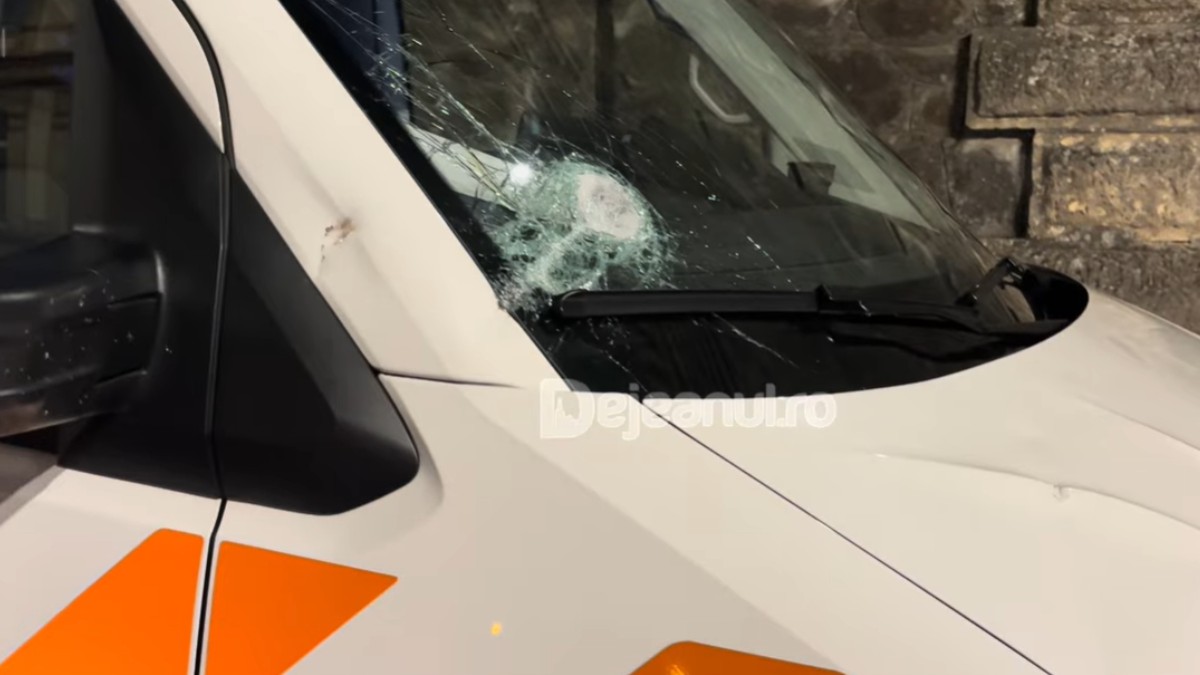 O ambulanță cu parbrizul spart