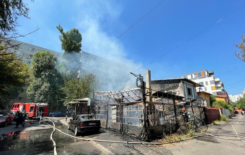 Terasa unui restaurant din Dristor s-a făcut scrum. Incendiul a fost stins și nu sunt victime